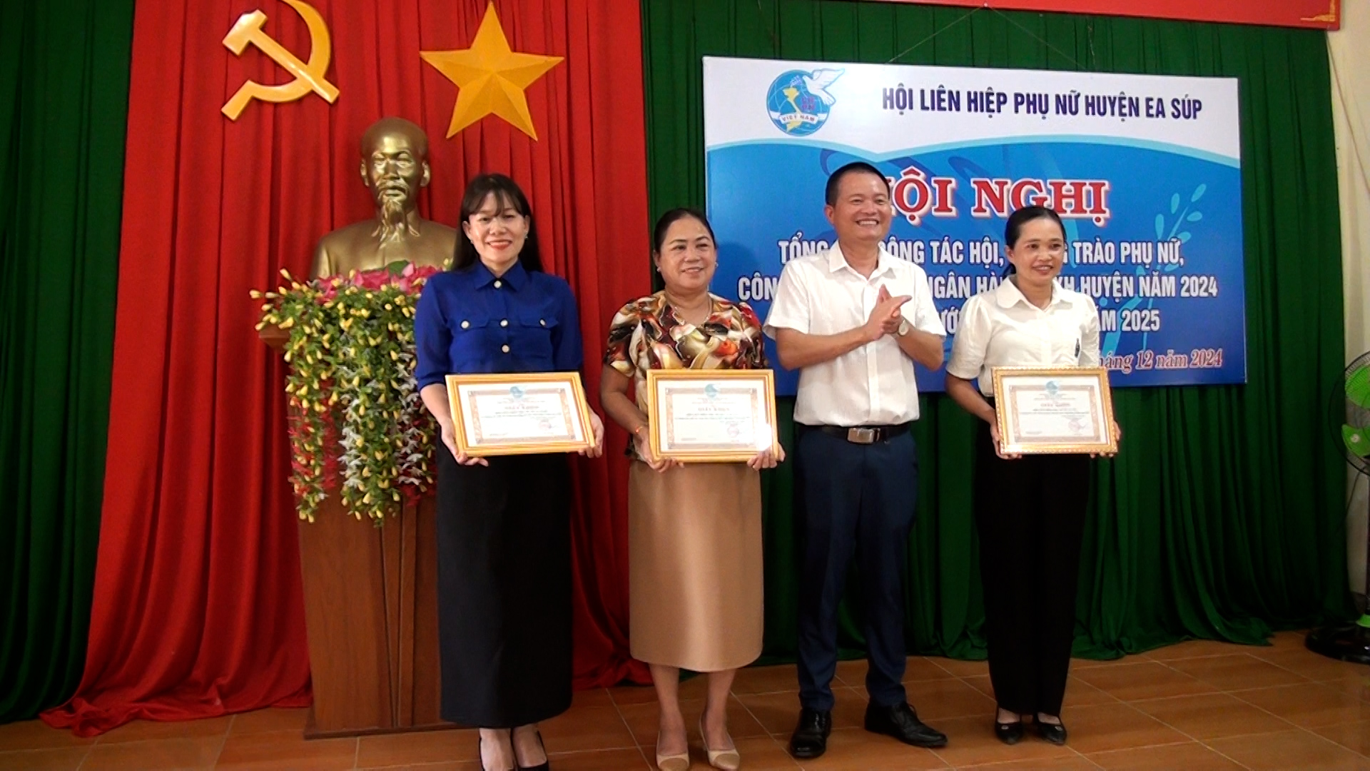 Khen thưởng cho các đơn vị Hội phụ nữ cấp cơ sở đã làm tốt việc uỷ thác nguồn vốn tín dụng chính sách